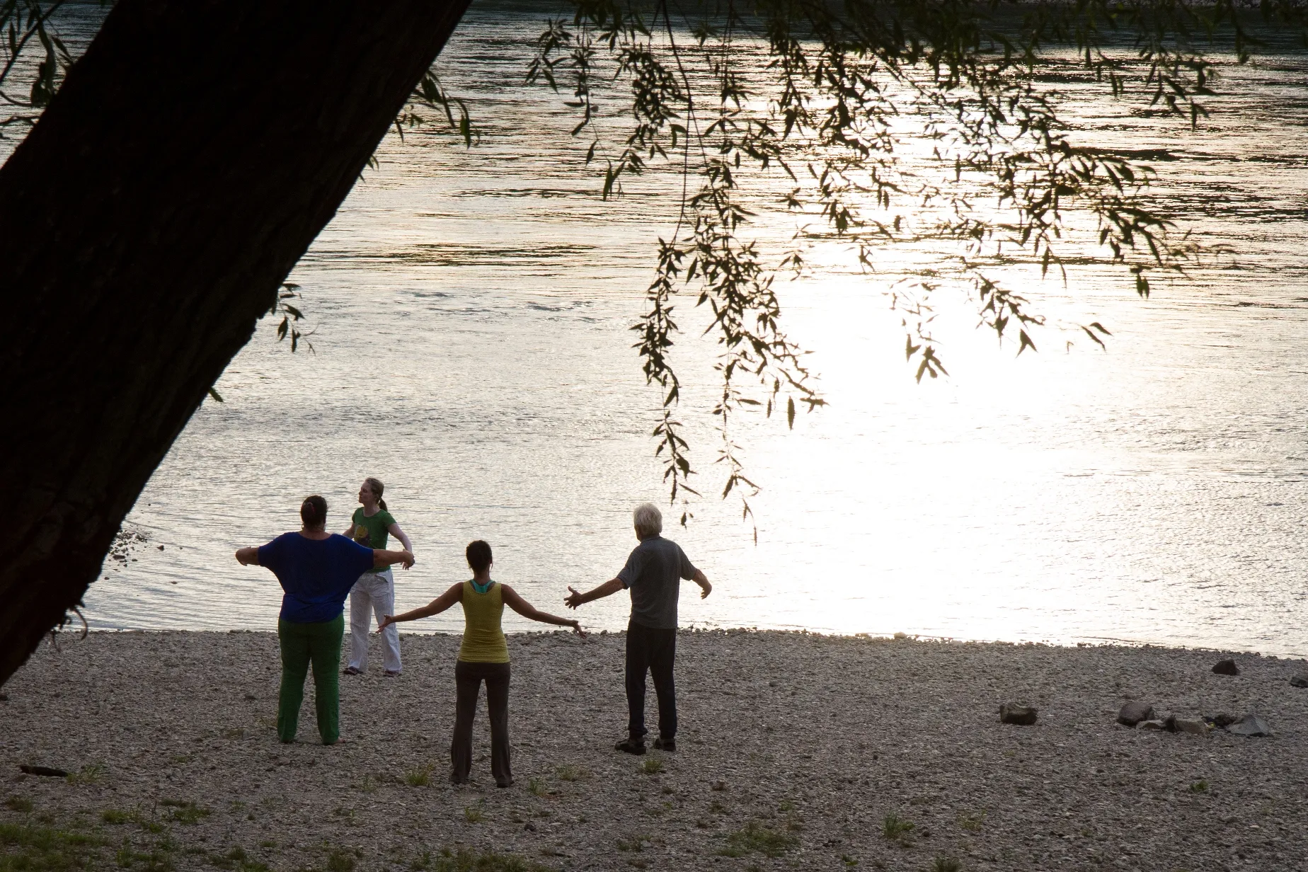 Blick hinunter zur Donau und Qi Gong Übende